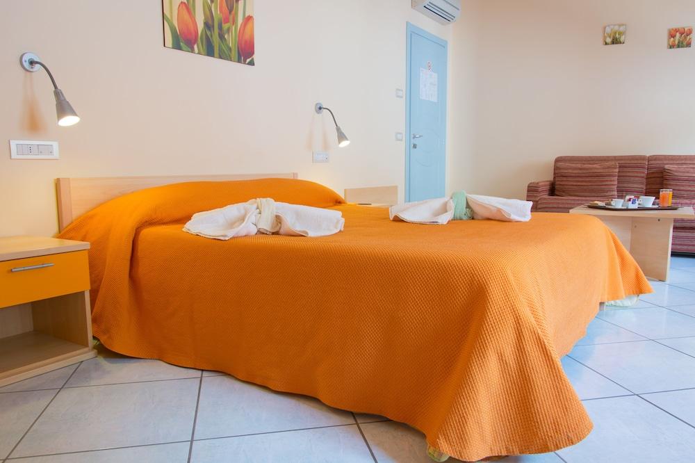 Minihotel Iris Bed & Breakfast 3*